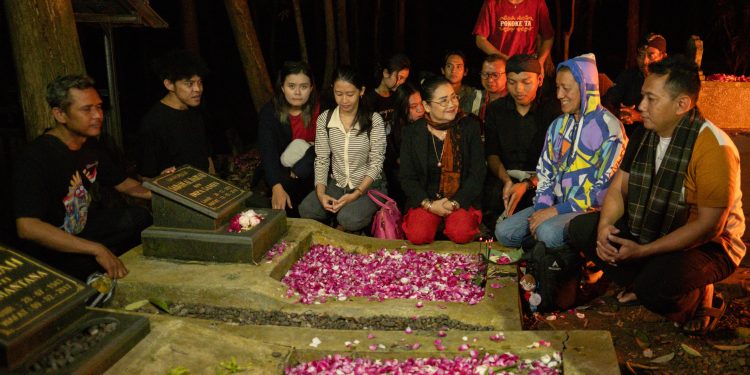 Kesaksian Didik Nini Thowok tentang Maestro Lengger Lanang Banyumas dalam Ziarah Dariah JLF 2024